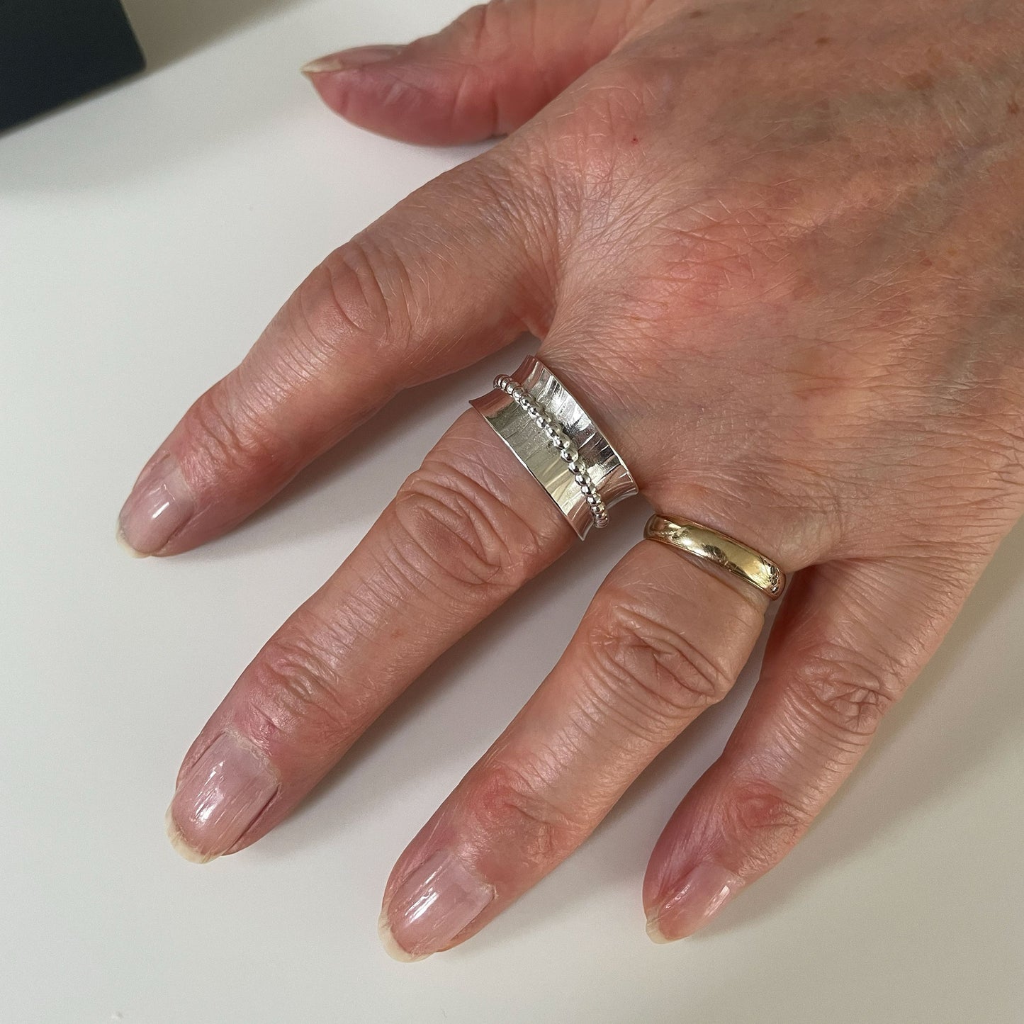 Textured spinner ring