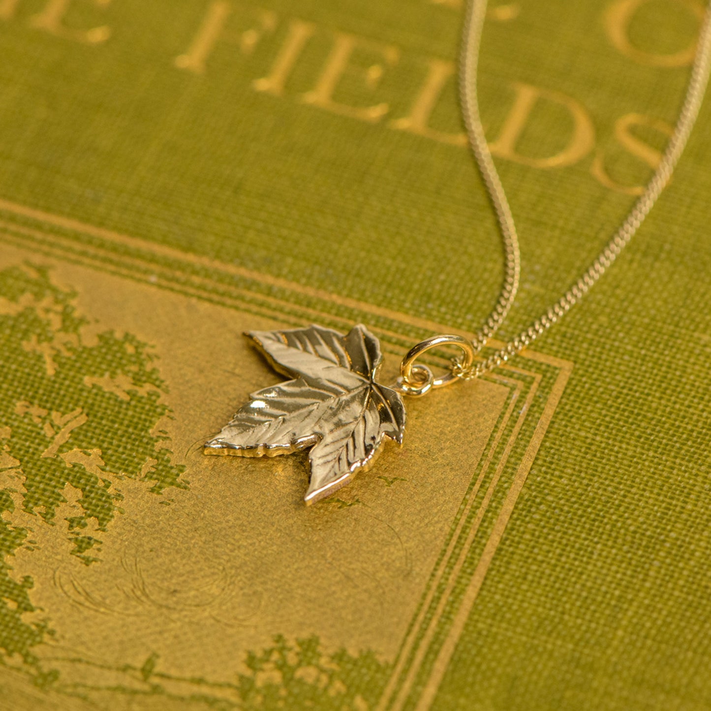 sycamore leaf pendant in 9ct yellow gold 