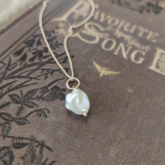Delicate and simple pearl necklace