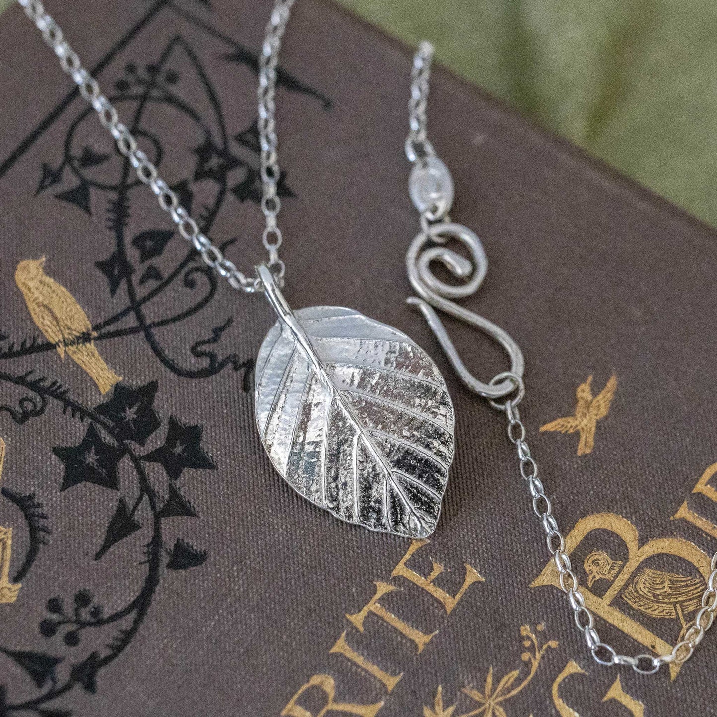 Medium Beech leaf pendant with belcher chain