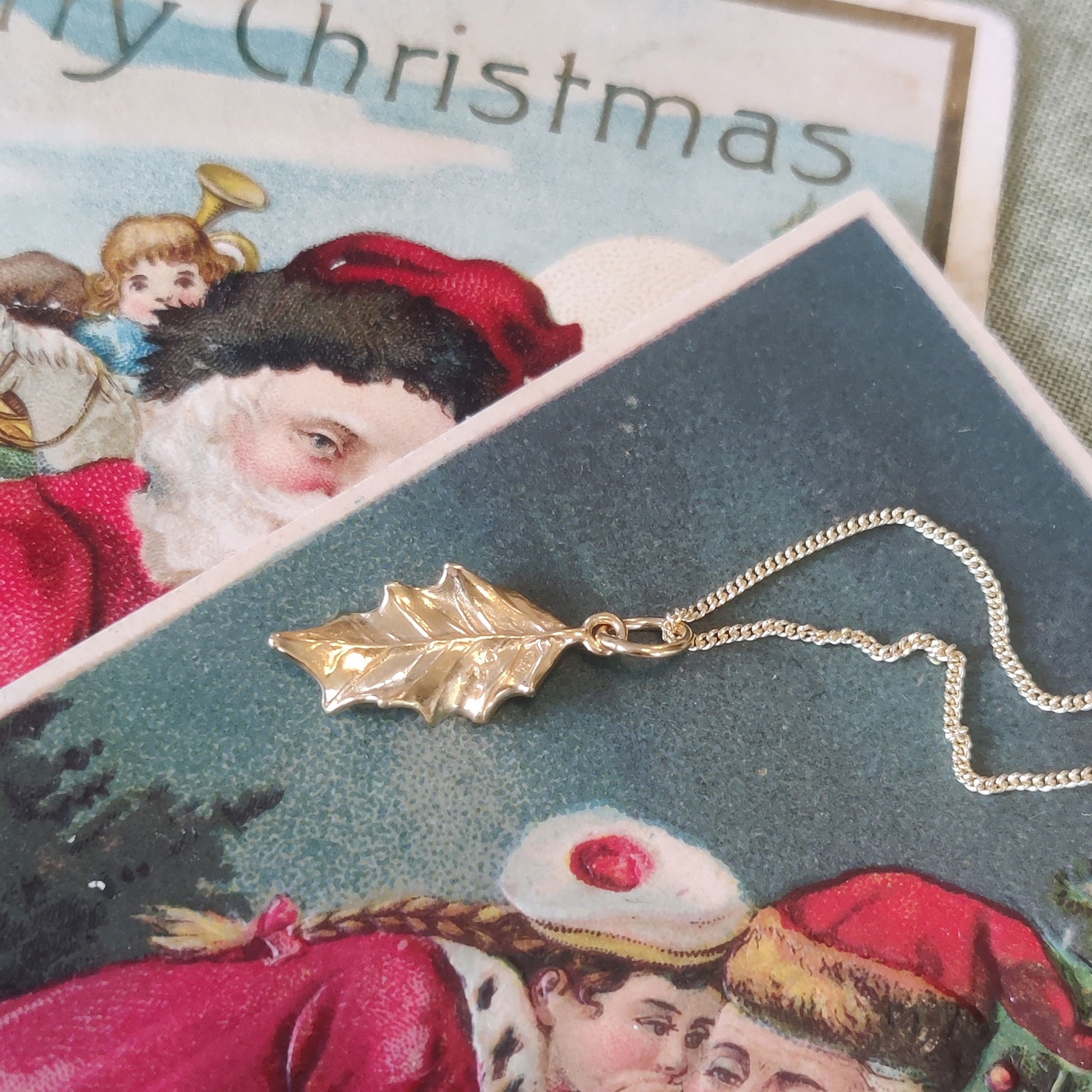 Holly leaf necklace handcrafted in yellow gold 