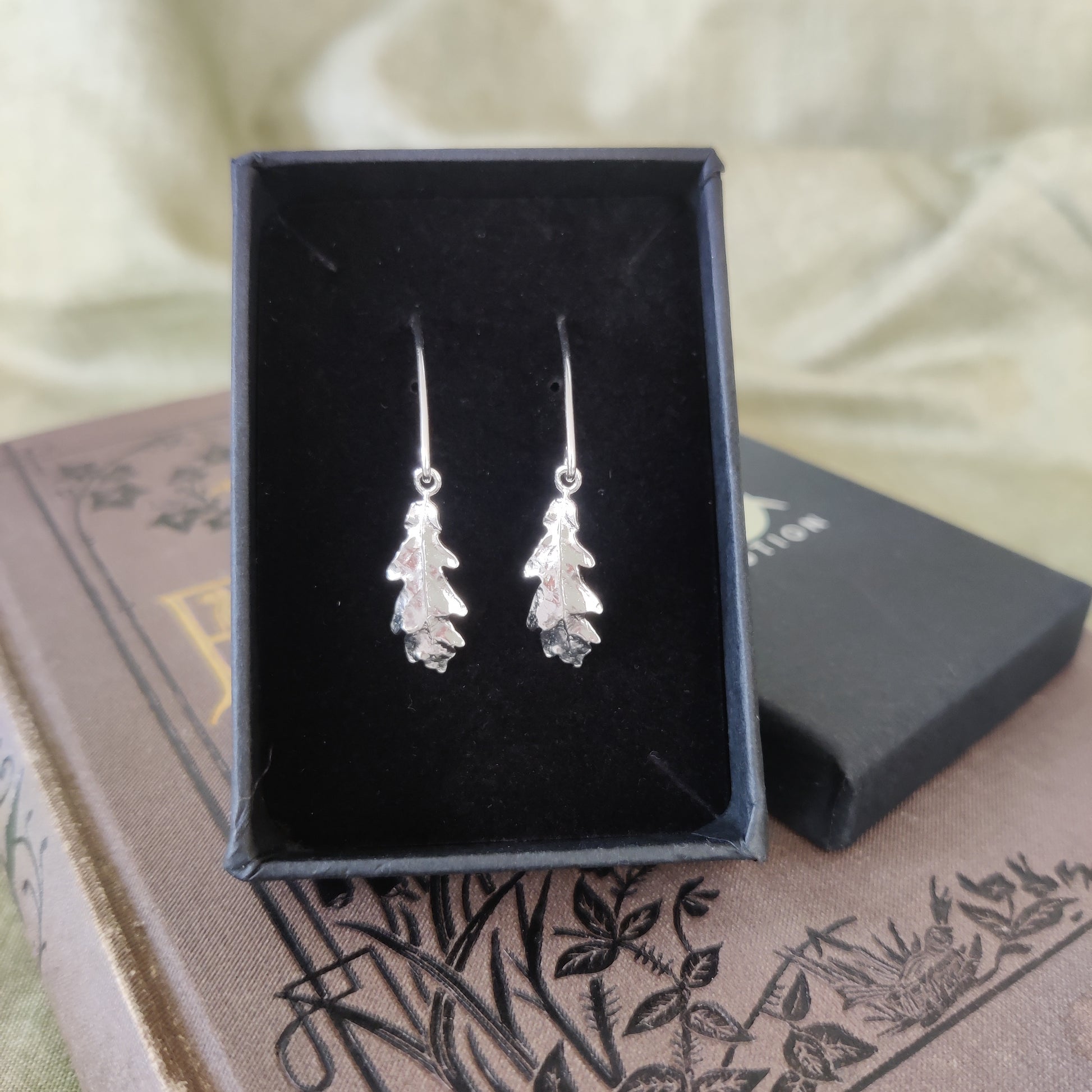Van oorbel naar helix clip on ketting met veren Van oorbel naar helix clip on ketting met veren