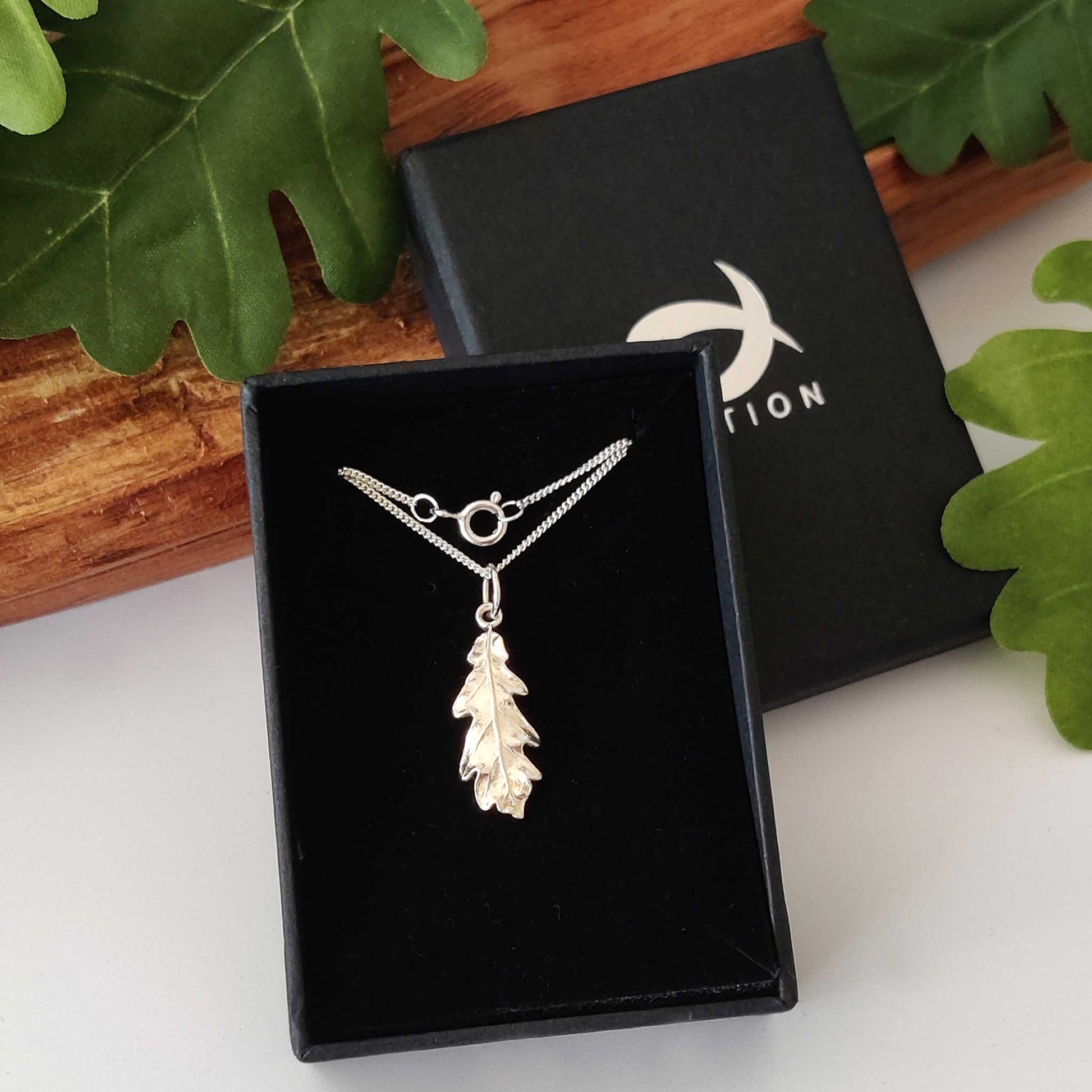 Small oak leaf pendant with curb chain - box